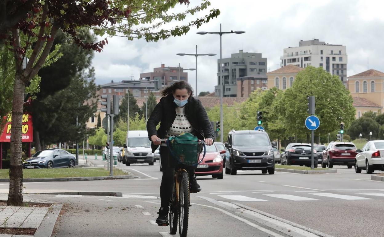 Una mujer circula por el carril-bici de doble dirección de la avenida de Salamanca.