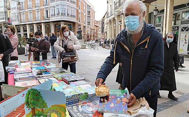 Imagen. Expositor de la librería Iglesias, esta mañana en la Calle Mayor.