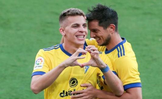 Alejo celebra su primer gol con el Cádiz. 