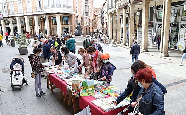 Expositor de la librería Iglesias, esta mañana en la Calle Mayor.