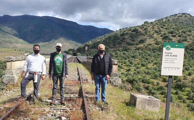 El presidente, Javier Iglesias (en el centro), junto a los diputados de Turismo, Javier García (izda.) y de zona, Jesús María Ortiz (dcha.), en el puente Las Almas.