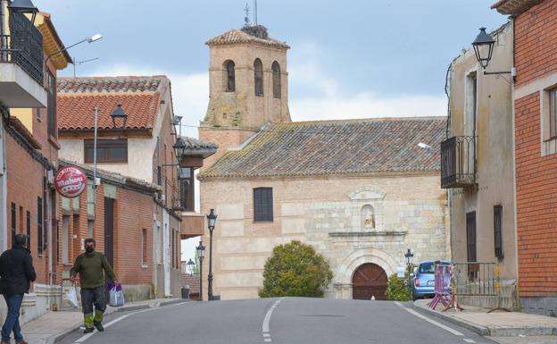 Dos vecinos en la calle que conduce a la plaza del municipio. 