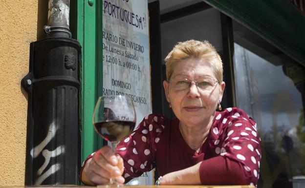 Hortensia brinda por el regreso a la normalidad desde la terraza de su restaurante en la calle Estación. 