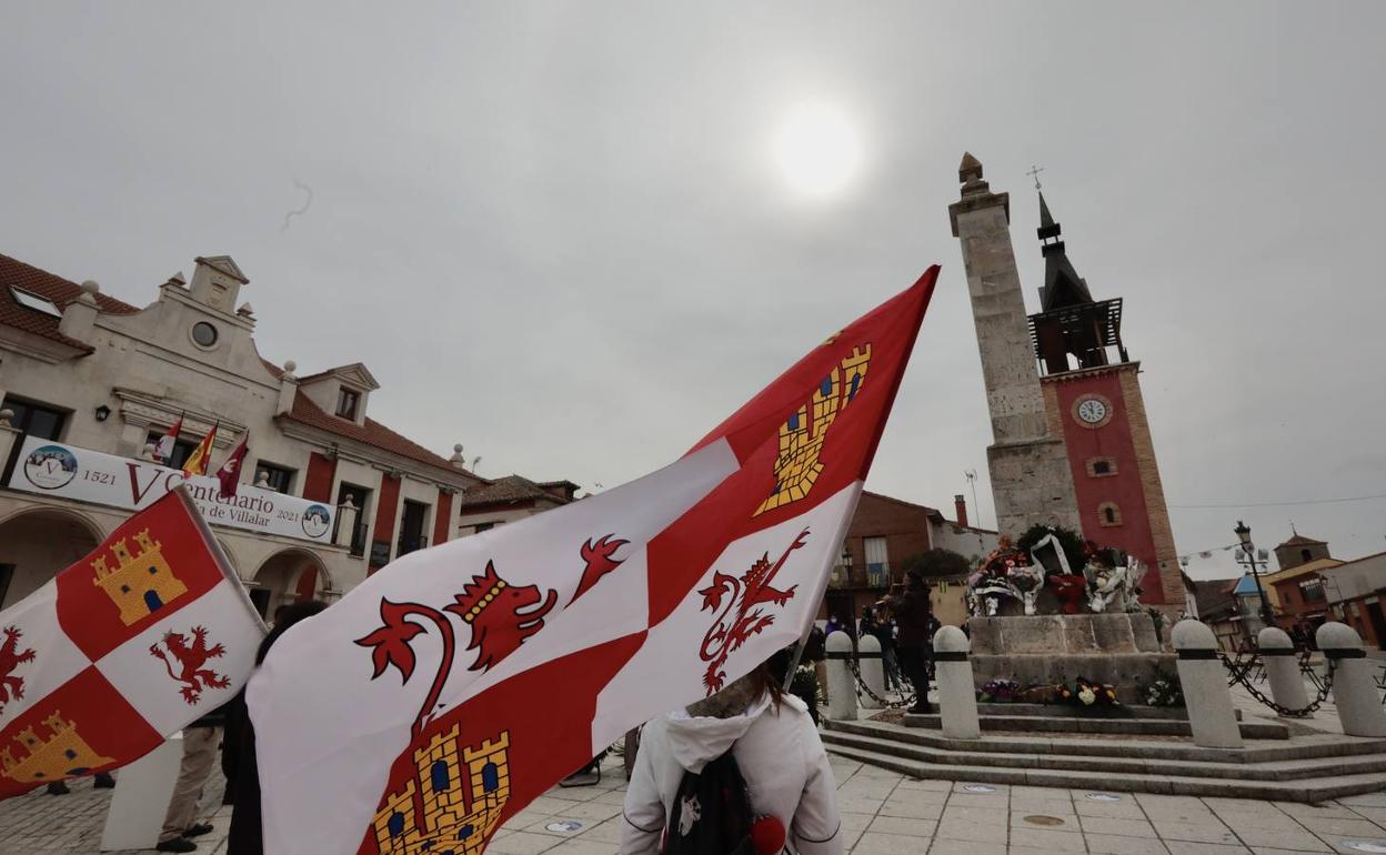 Banderas de Castilla y León ondean ante el monolito de Villalar este 23 de abril.