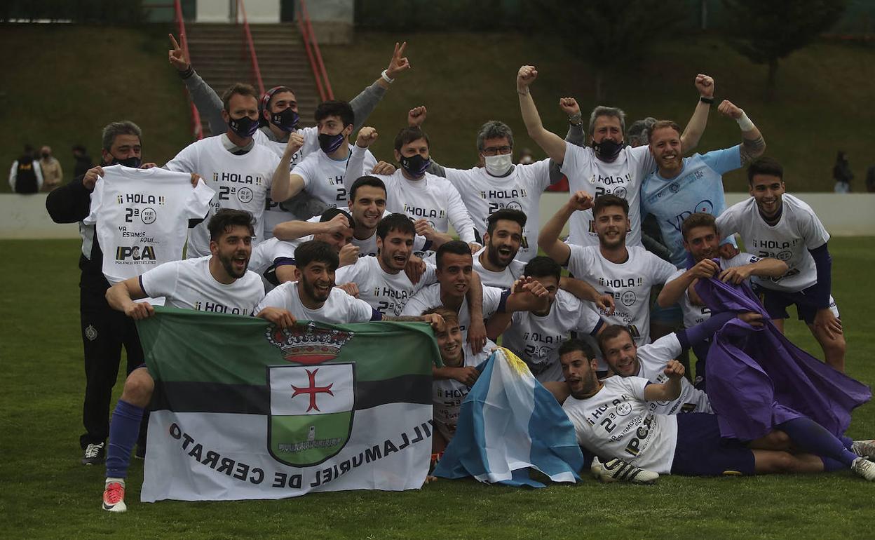 Celebración de jugadores, cuerpo técnico y directiva, tras conseguir el ascenso en Soria. 