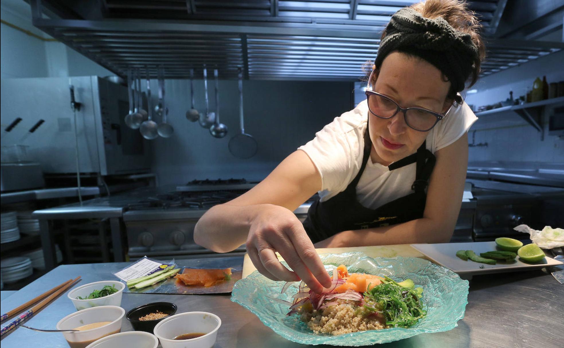 La cocinera Erika Sánchez del restaurante La Traserilla, en Palencia, lleva a un plato fusión tres versiones de la trucha. 