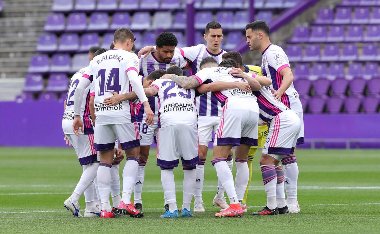 Los titulares hacen piña a pie de campo en Zorrilla antes de empezar un partido. 