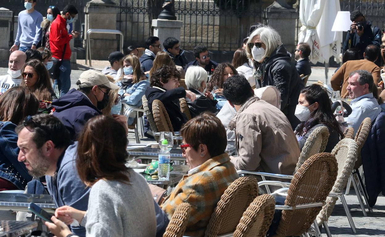 Gente tomando algo en una terraza de Segovia. 