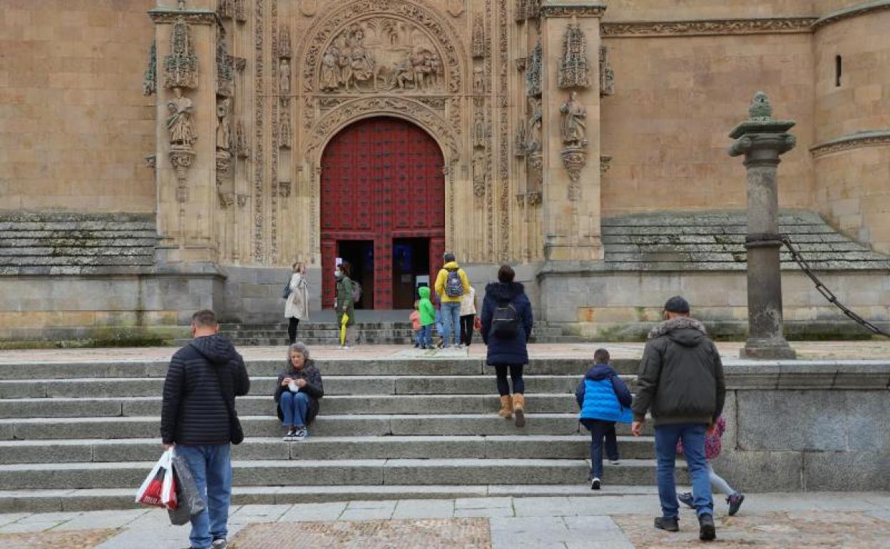 Algunos turistas, ante el acceso a la Catedral, que ayer abría sus puertas al turismo de nuevo 