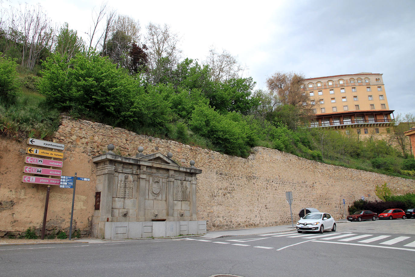 Talud del paseo del Salón, donde se prevé la construcción de un ascensor.