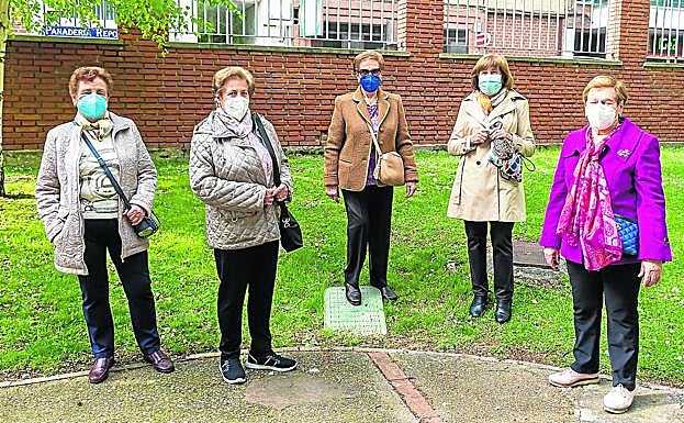 Pilar Morán, Carmen Gómez, Pilar Torres, Aurelia Rodríguez y María Asunción Alonso posan en la Huerta de Guadián, donde inician su paseo diario. 