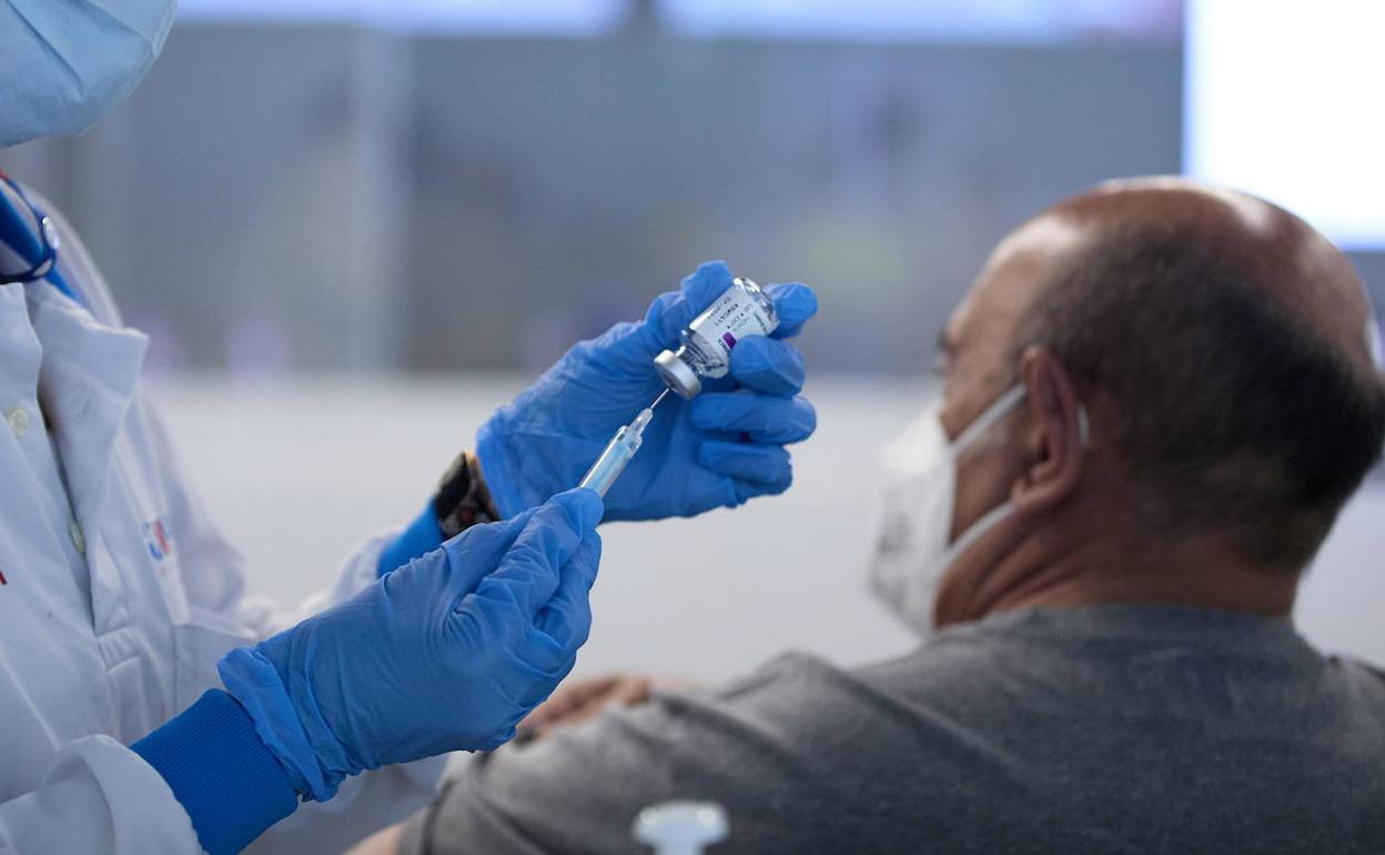 Una persona recibe la vacuna contra la covid-19