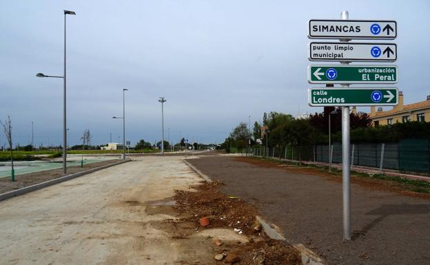 La rotonda del Camino Viejo de Simancas (en sentido de salida de la ciudad) de acceso a la calle Londres (Santa Ana) y la ampliación de El Peral.