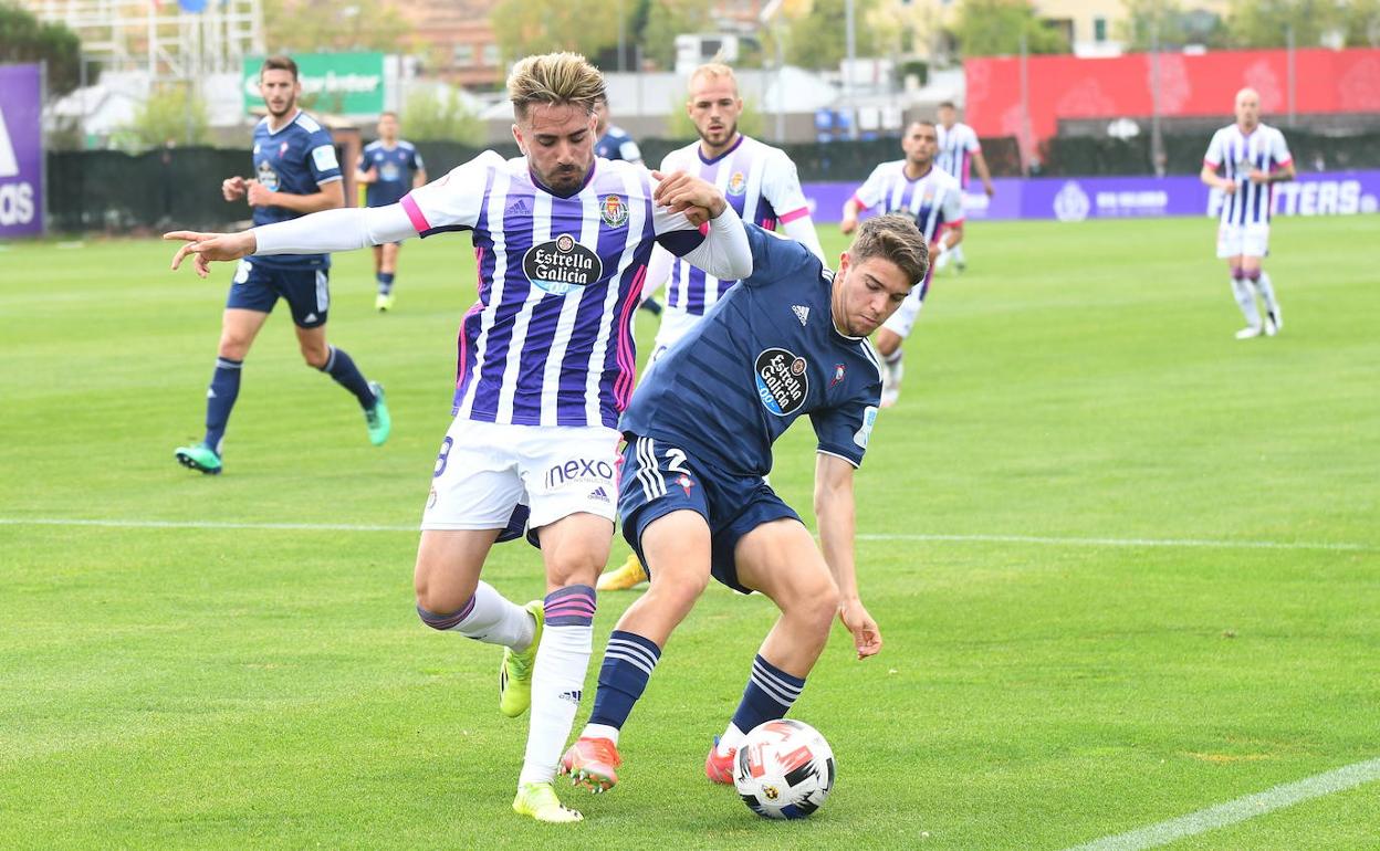 El lateral celtiña Carrera, protege el balón ante el centrocampista del Promesas, Fran Álvarez