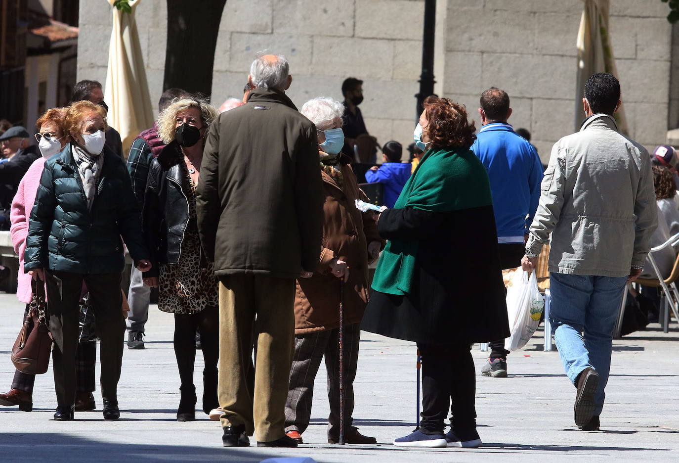 Gente paseando por la avenida del Acueducto de Segovia.