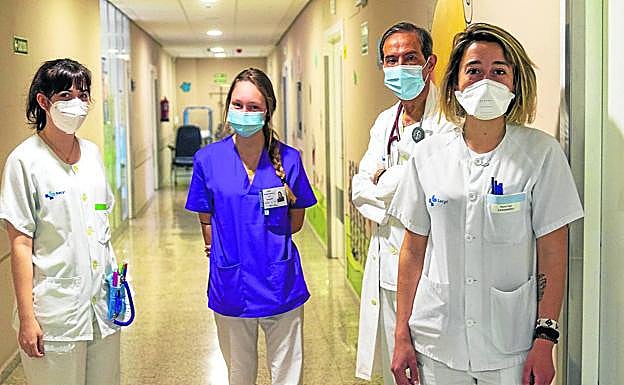 El jefe de Pediatría del Hospital Río Carrión, Jesús Andrés, con personal de la planta. 