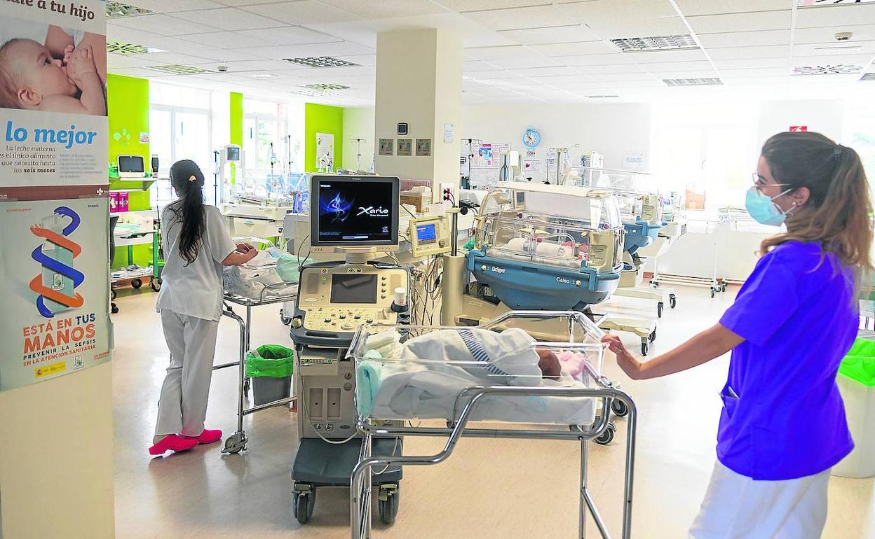 Varias profesionales sanitarias con los bebés en la sala de incubadoras del Hospital Río Carrión.