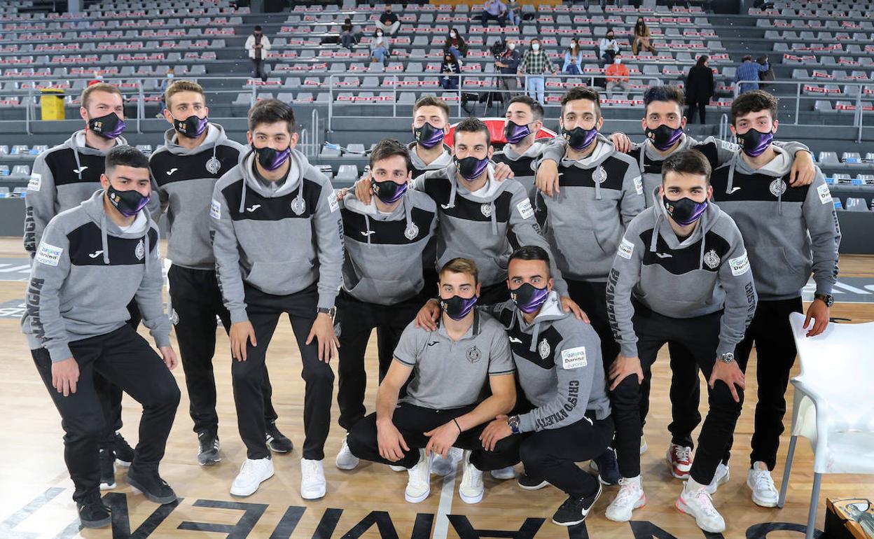 La plantilla del Palencia Cristo durante el homenaje de esta tarde en el Pabellón Municipal. 
