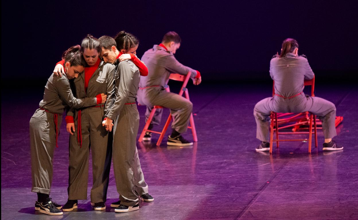 Imagen del espectáculo 'La silla', de la compañía vallisoletana Fresas con Nata.