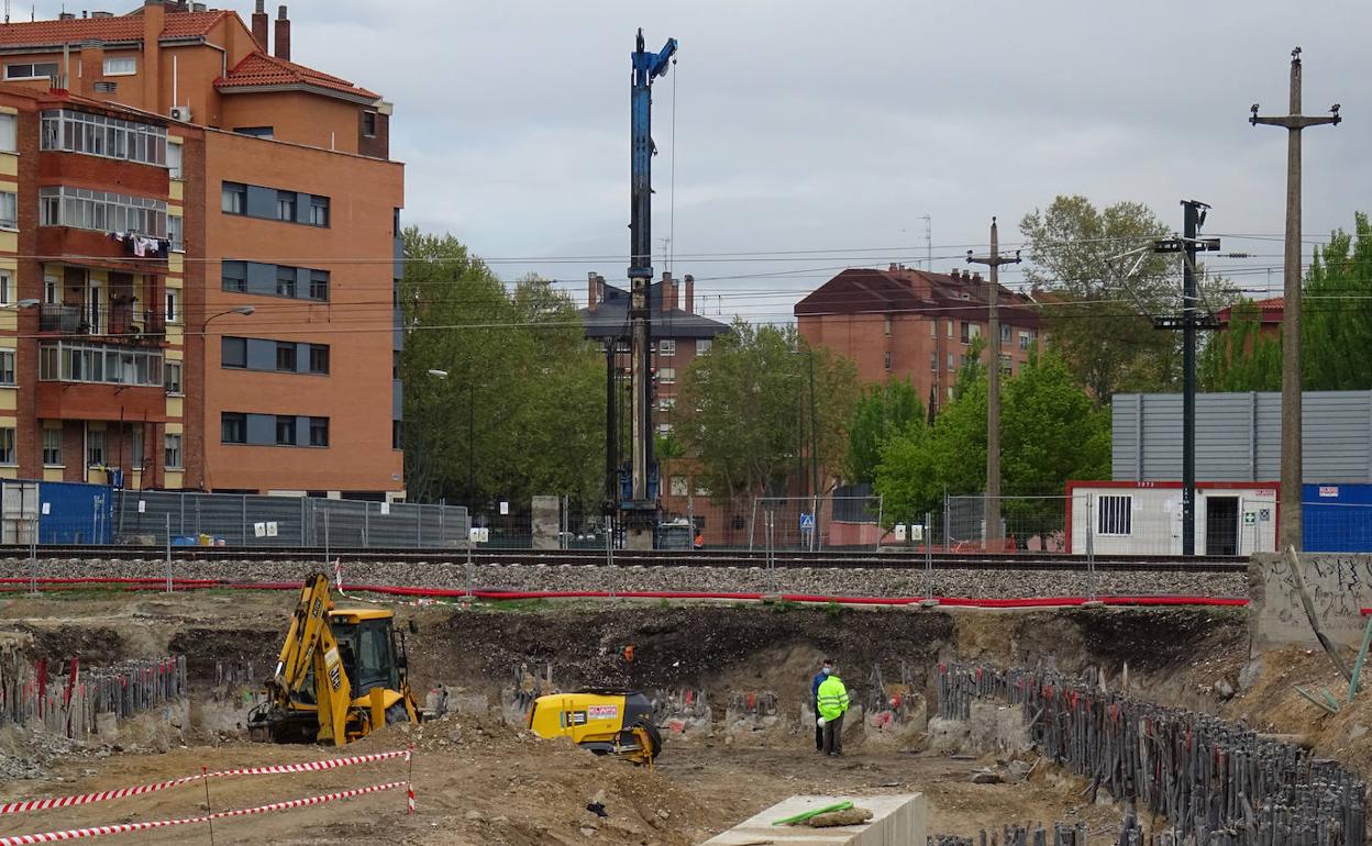 Estado de las obras del túnel del lado de la calle Andrómeda, donde se han colocado los pilotes.