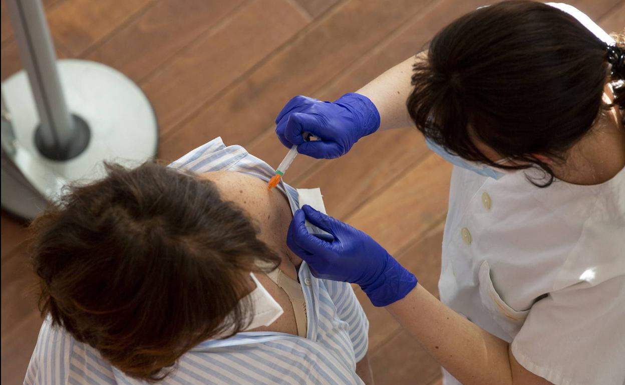 Vacunación masiva en el Centro Cultural Miguel Delibes.