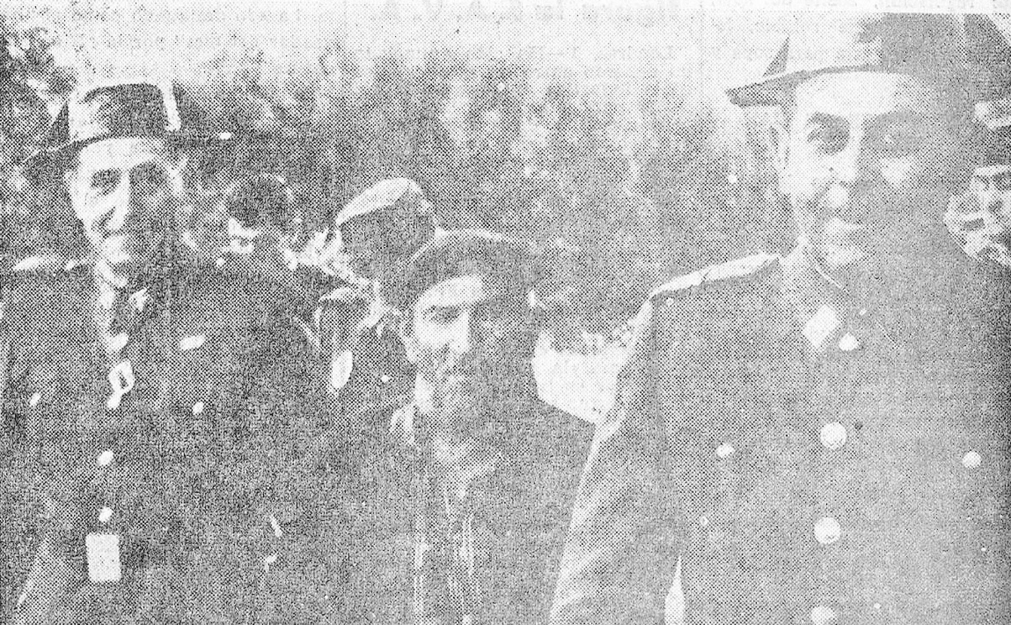 Teodoro Carrión con miembros de la Guardia Civil.