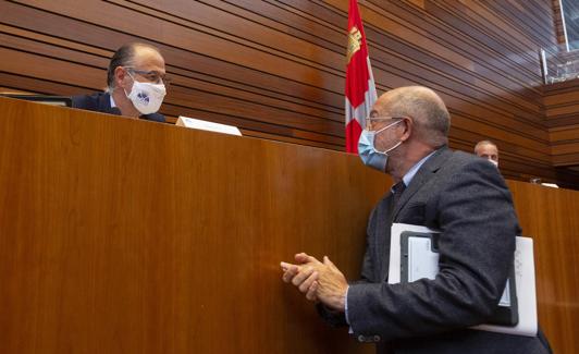 Francisco Igea bromea con Luis Fuentes antes de comenzar el Pleno. 