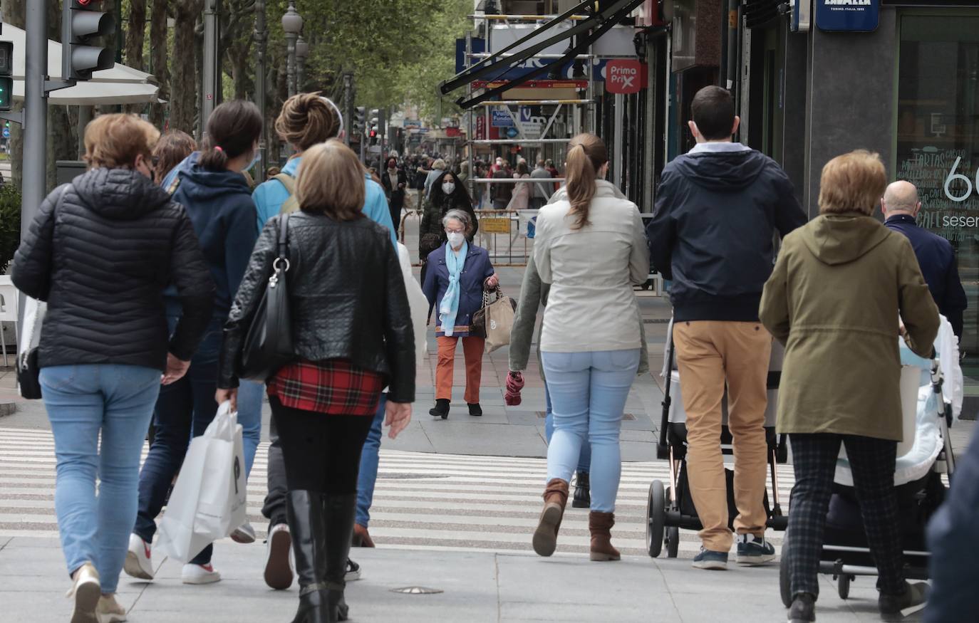 Gente en una calle de Valladolid.