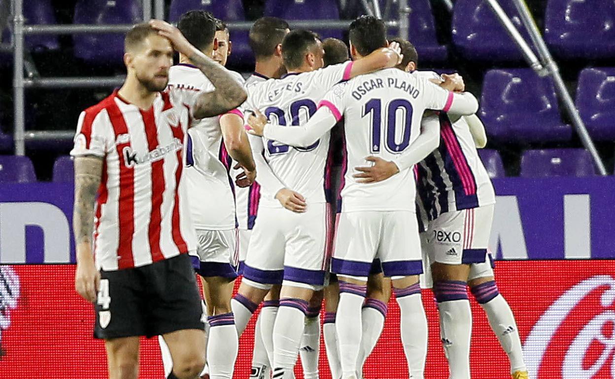 Los futbolistas del Real Valladolid celebran uno de los goles que dio al equipo la victoria ante el Athletic Club en la primera vuelta.