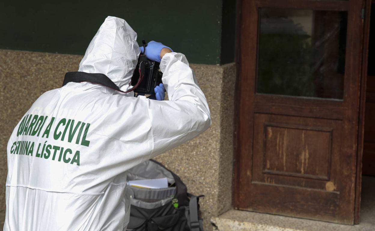 Toma de muestras de la Guardia Civil en el portal de la víctima. 