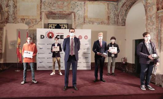 El director general de El Norte, con los integrantes del equipo que logró doblete en la edición de este año, el Colegio Teresianas de Valladolid.