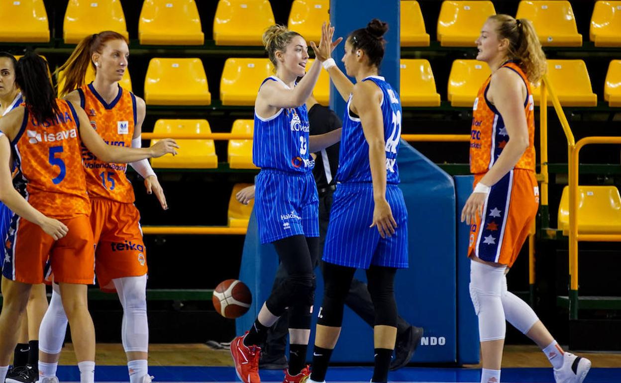 Katie Lou Samuelson y Nina Milic chocan sus manos ante varias rivales del Valencia Basket. 
