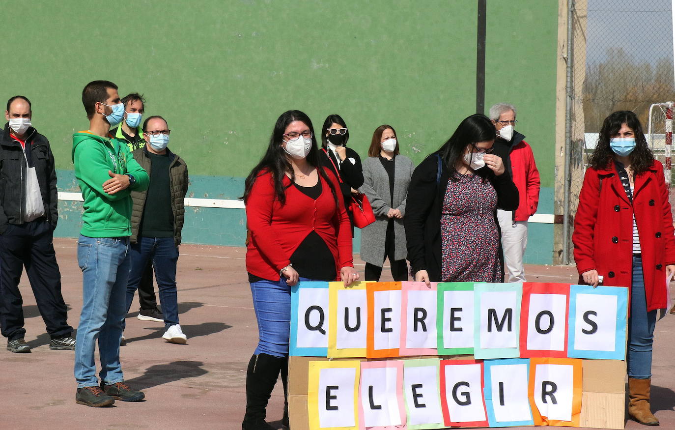 Concentración en Hontanares de Eresma para protestar por las carencias de su colegio.