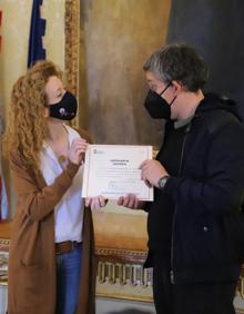 Imagen secundaria 2 - Acto de entrega de los diplomas por parte de Ana Suárez en el Ayuntamiento 