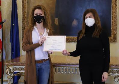 Imagen secundaria 1 - Acto de entrega de los diplomas por parte de Ana Suárez en el Ayuntamiento 