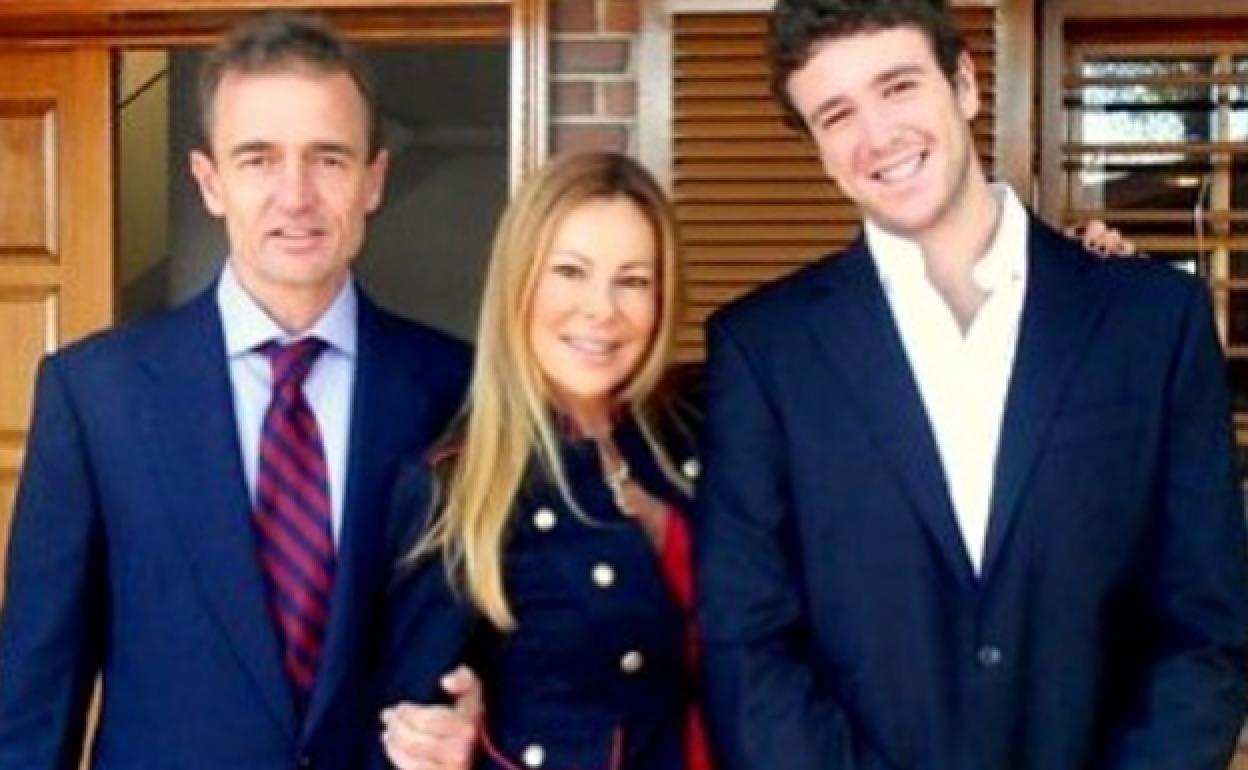 Ana Obregón, entre Alessandro Lequio y su hijo, recientemente fallecido, Aless. 