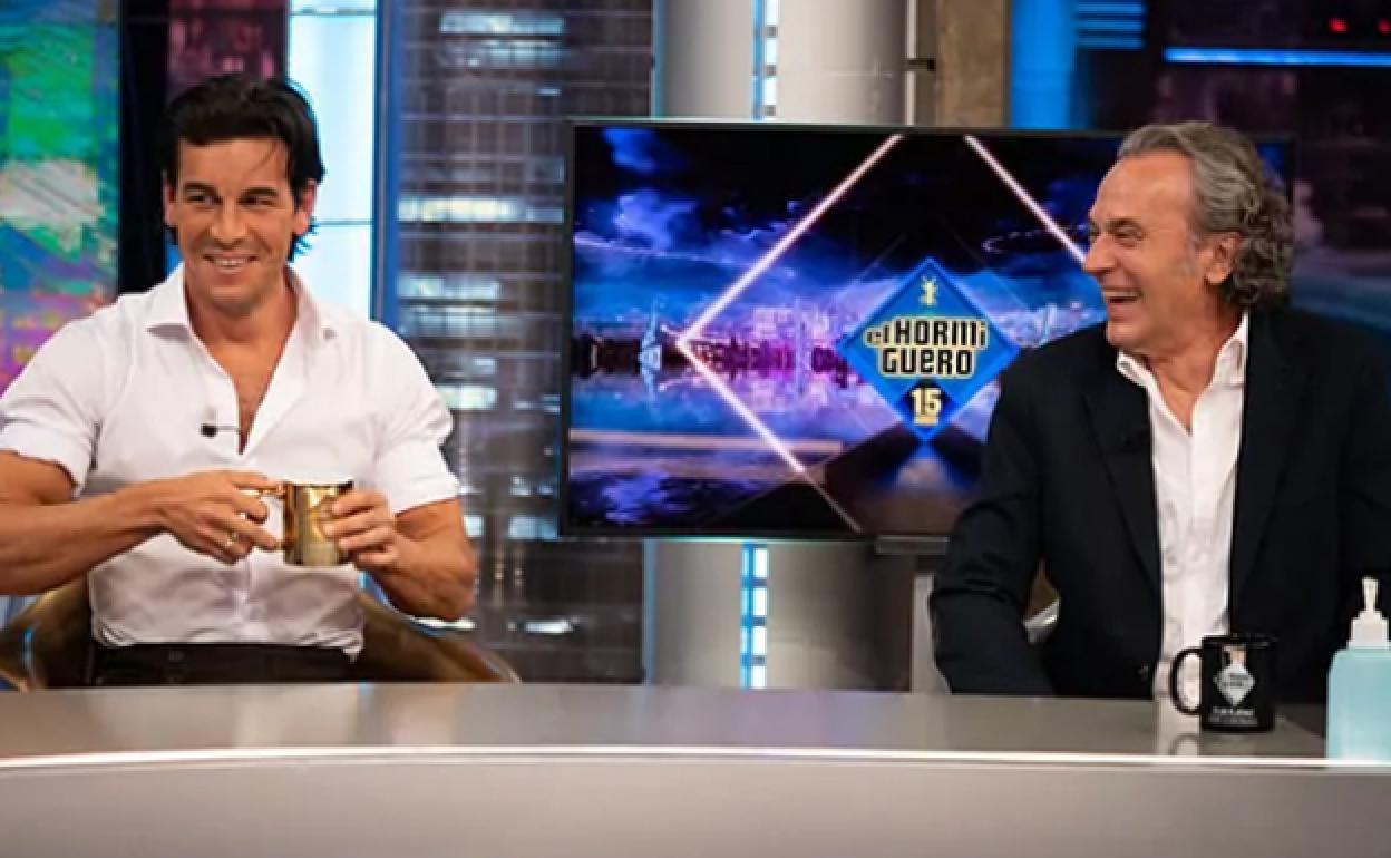 Mario Casas con José Coronado en 'El Hormiguero'. 