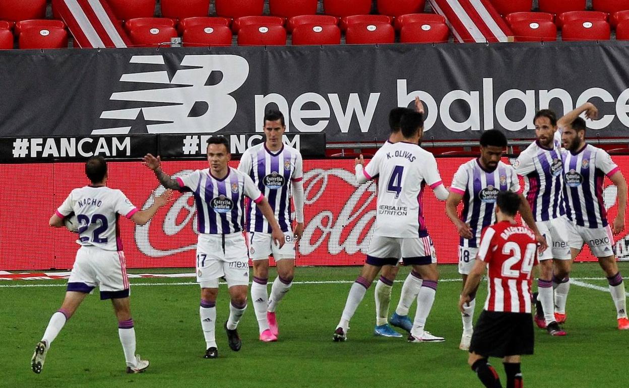 Los futbolistas del Real Valladolid celebran el 2-2 en Sam Mamés el pasado miércoles.