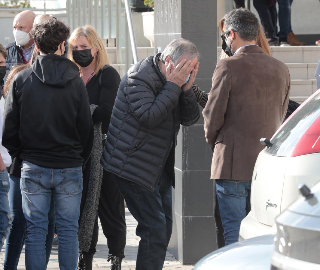 Los familiares de Roberto Fraile, en la puerta del tanatorio de El Salvador, mientras llega el coche fúnebre con los restos del reportero.