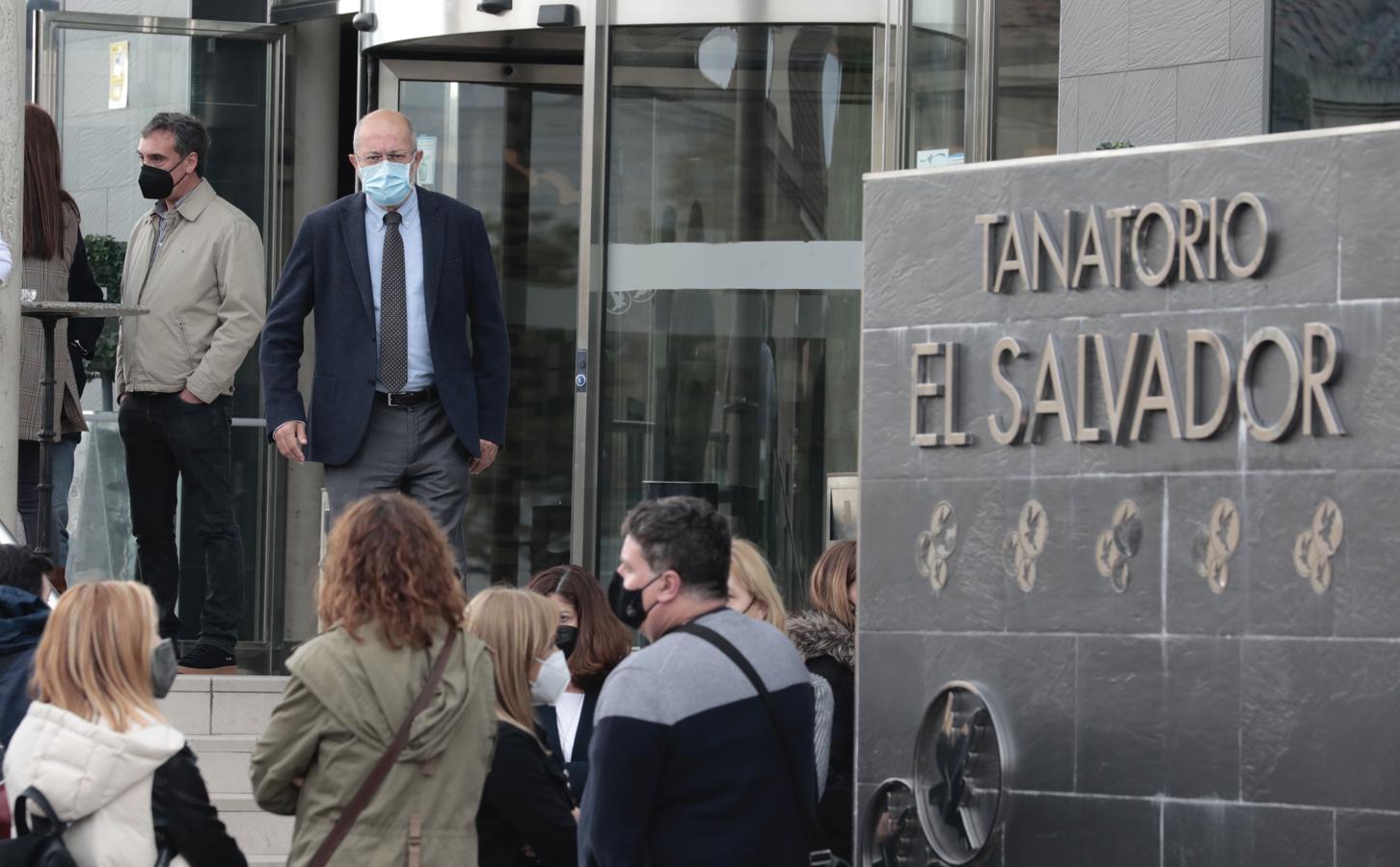 Los familiares de Roberto Fraile, en la puerta del tanatorio de El Salvador, mientras llega el coche fúnebre con los restos del reportero.