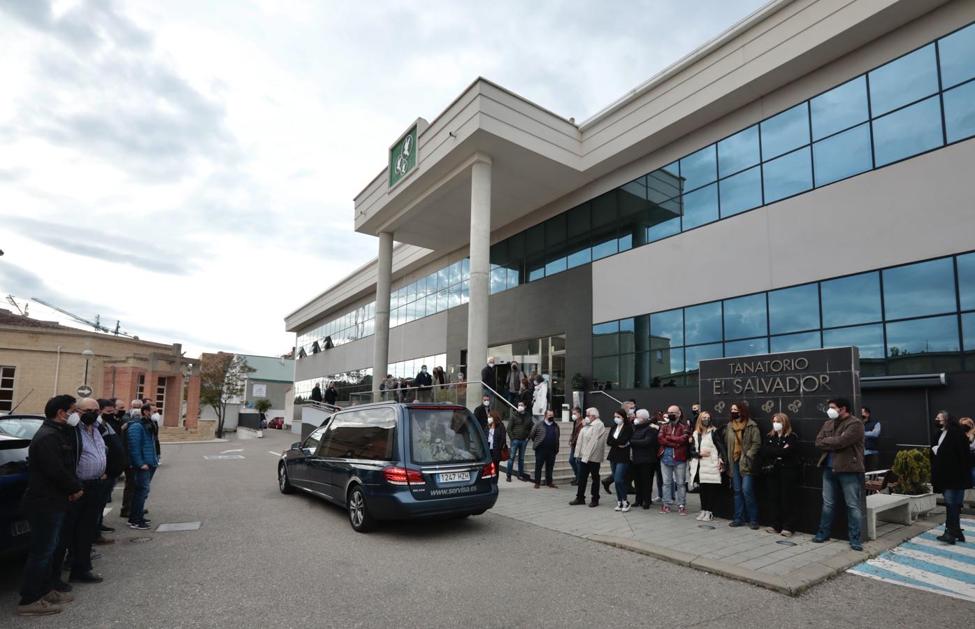 Los familiares de Roberto Fraile, en la puerta del tanatorio de El Salvador, mientras llega el coche fúnebre con los restos del reportero.