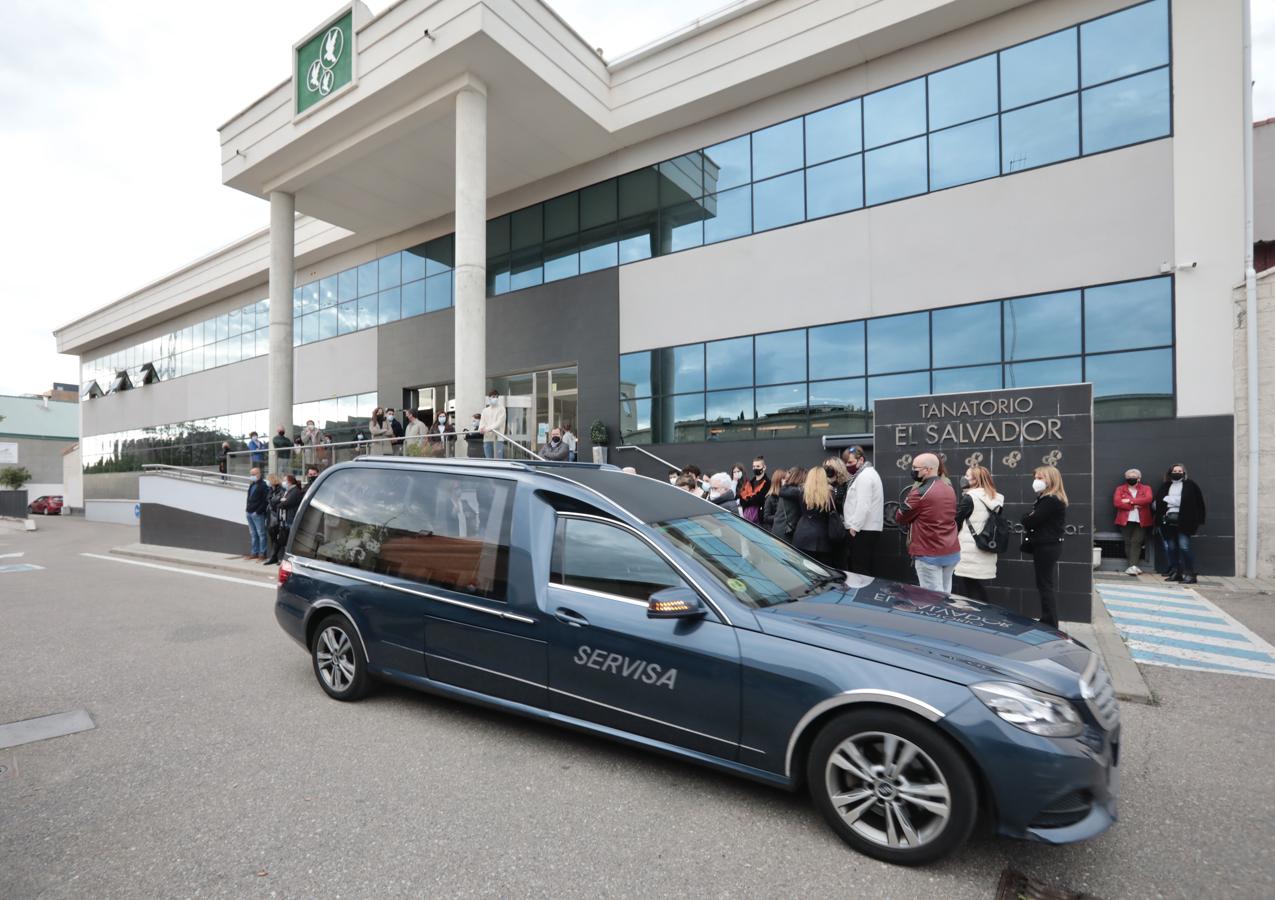 Los familiares de Roberto Fraile, en la puerta del tanatorio de El Salvador, mientras llega el coche fúnebre con los restos del reportero.