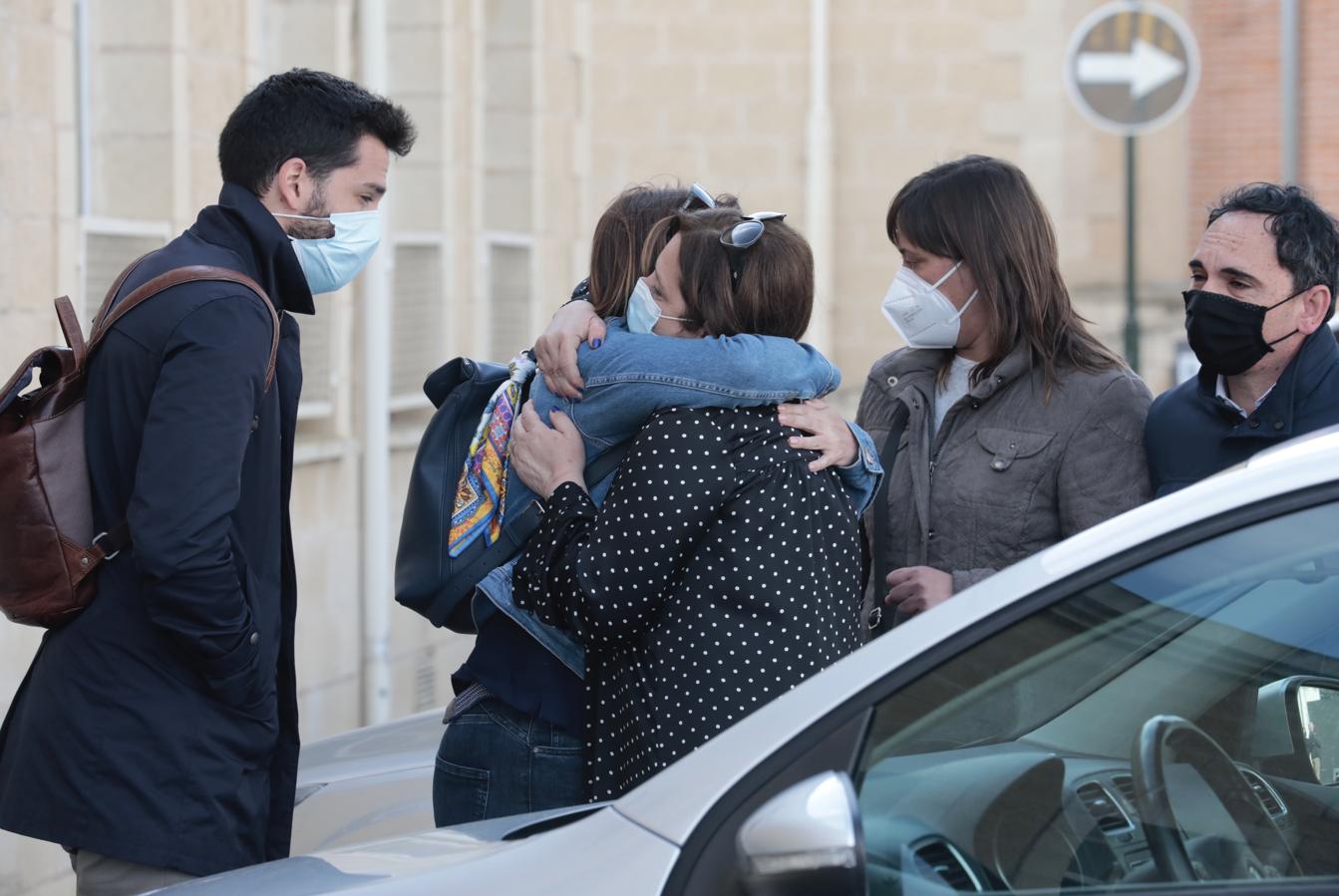 Los familiares de Roberto Fraile, en la puerta del tanatorio de El Salvador, mientras llega el coche fúnebre con los restos del reportero.