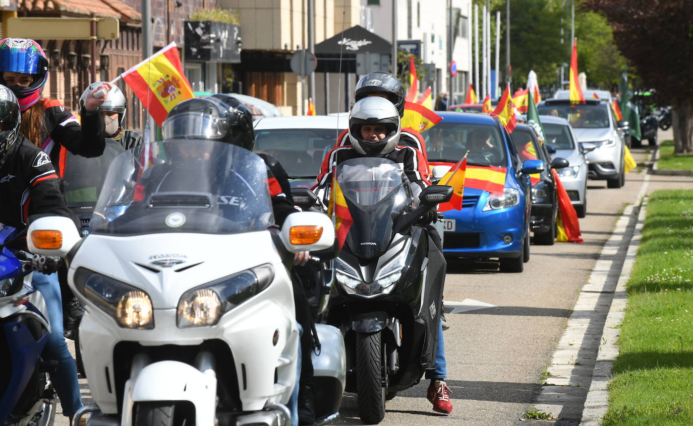 Una caravana de vehículos convocada por Solidaridad recorre las calles de Valladolid