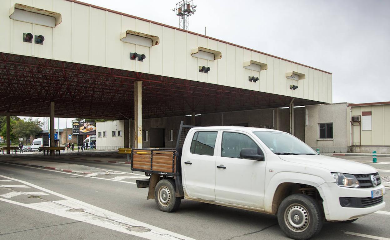 Una camioneta cruza la frontera entre España y Portual en Fuentes de Oñoro, Salamanca. 