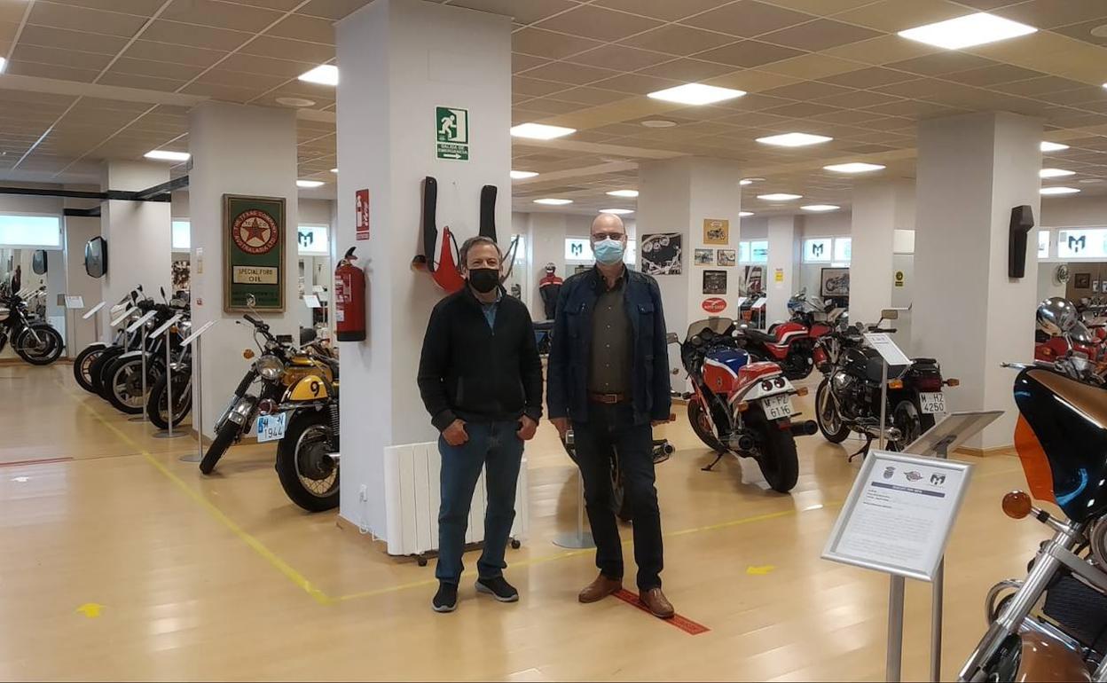 Alfonso Serrano y Jesús Hernández muestran las mejoras del Museo de la Moto.