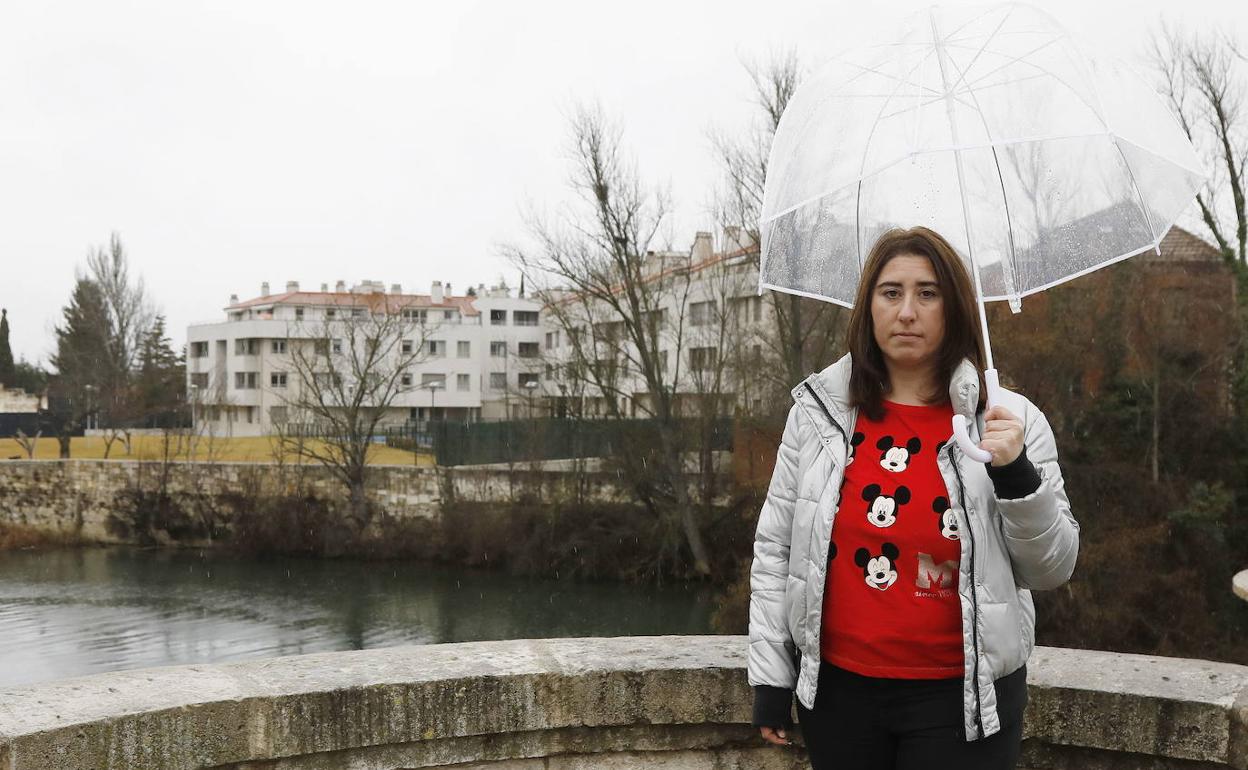 La palentina Paloma Alonso, en el Puente Mayor de Palencia. 