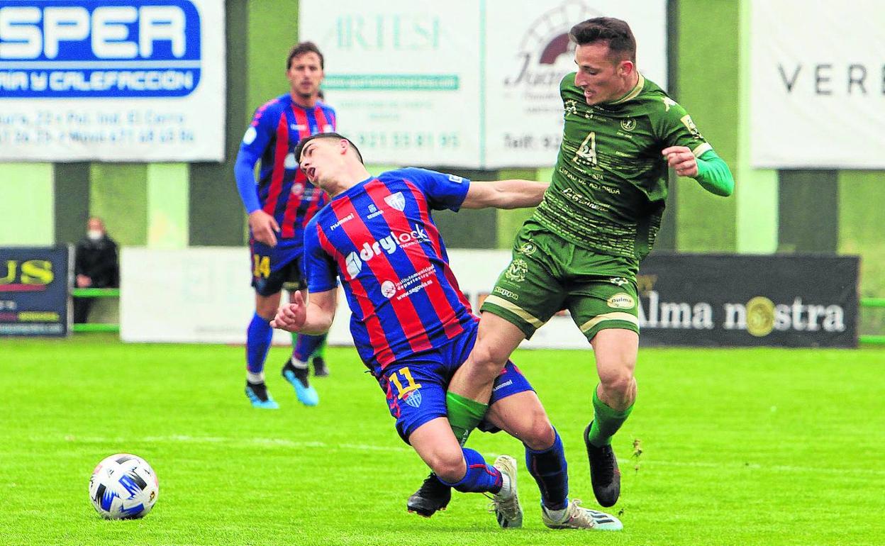 Un momento del partido que Gimnástica y Astorga disputaron en Segovia en la primera vuelta. 