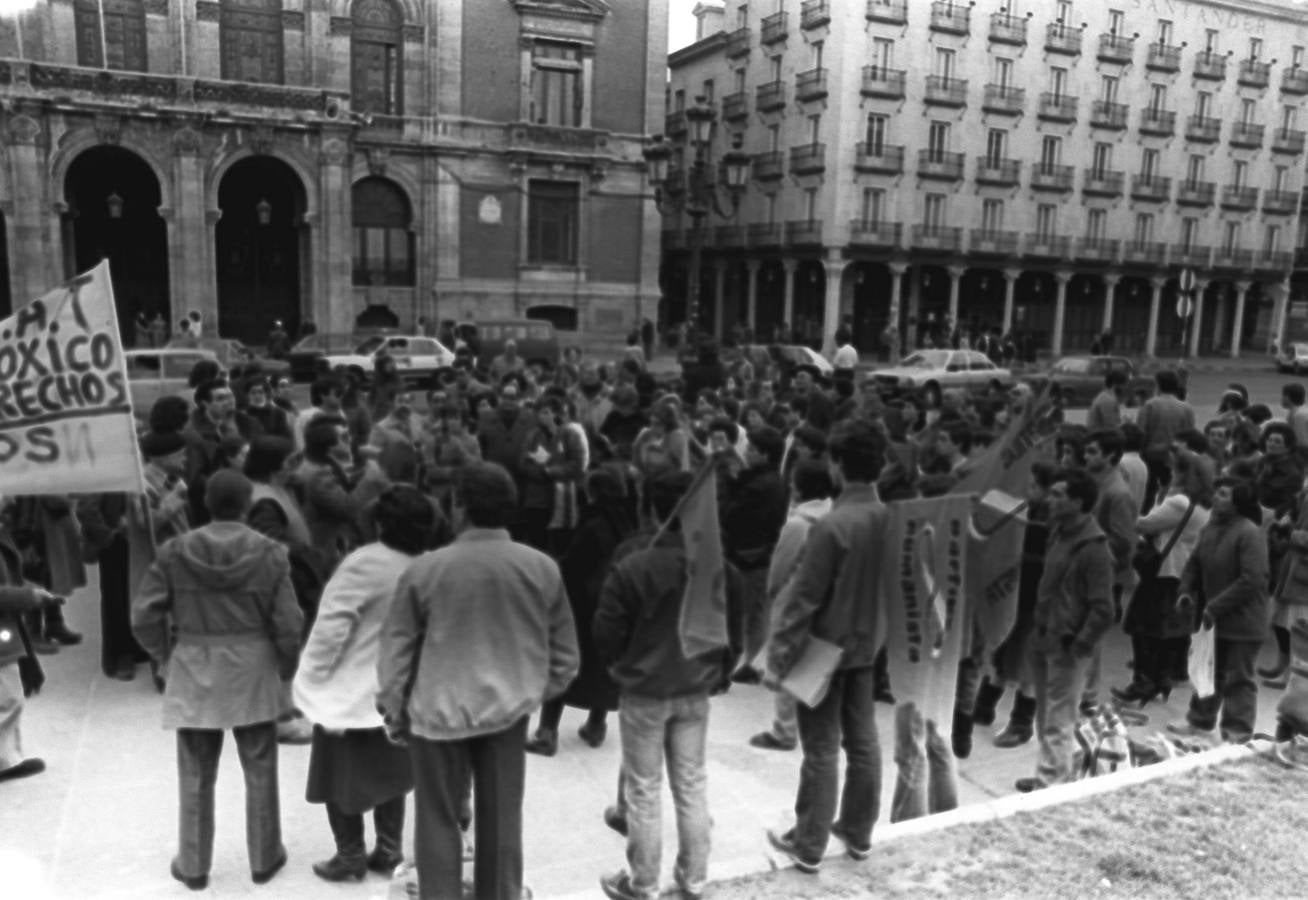 15.03.85: concentración y manifestación de los afectados por el síndrome tóxico en la Plaza Mayor de Valladolid antes de salir hacia Bruselas para denunciar la situación.