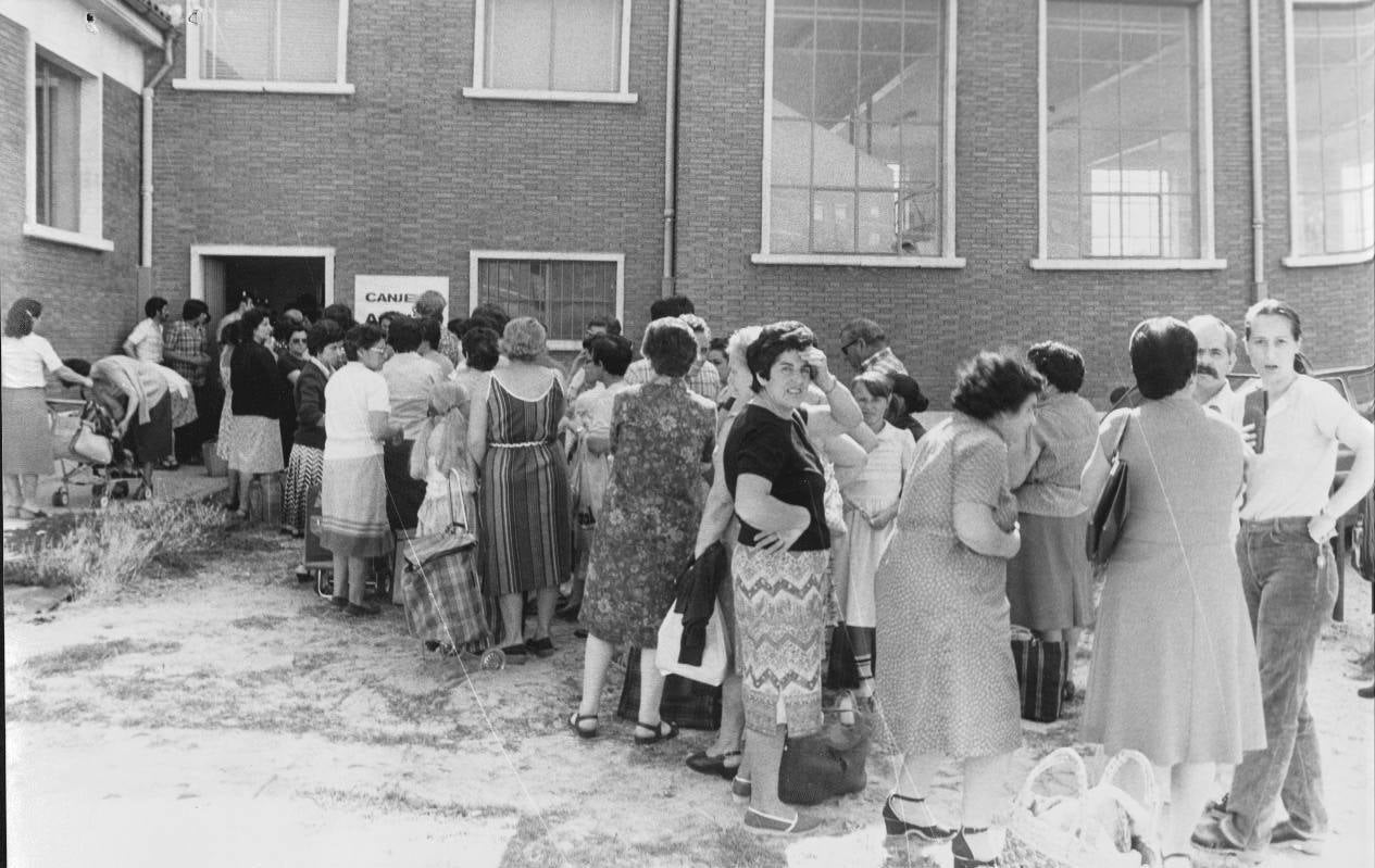 1981. Afectados por el síndrome tóxico del aceite de colza hacen cola para cambiar aceite.